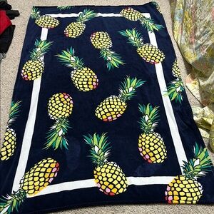 SUPER SOFT Vera Bradley Pineapple Print Long Blanket 48”x80”